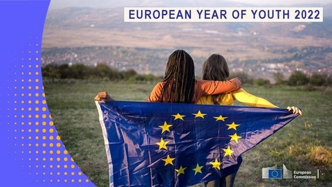 Año Europeo de la Juventud- Foto de dos chicos abrazados con una bandera de la UE
