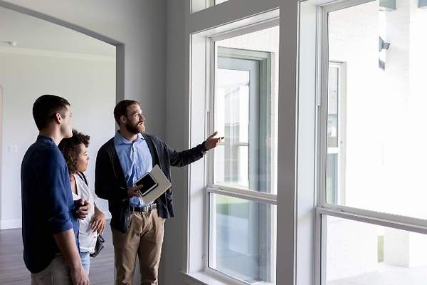 Jóvenes visitando una casa